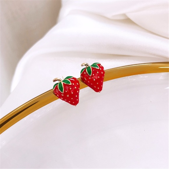 Enamel strawberry stud earrings gold BEAUTIFUL NEW - Picture 4 of 10